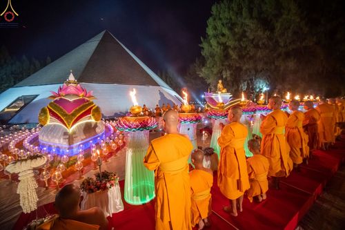 ภาพ No.69484:พิธีจุดประทีปถวายเป็นพุทธบูชา และบูชาธรรมมหาปูชนียาจารย์ ในโครงการธรรมยาตรากตัญญูบูชา มหาปูชนียาจารย์ พระมงคลเทพมุนี(สด จนฺทสโร) พระผู้ปราบมาร ปีที่ 11 ณ อนุสรณ์สถานมหาวิหารพระมงคลเทพมุนี อ.สองพี่น้อง จ.สุพรรณบุรี