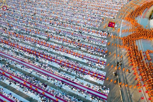 ภาพ No.68731:พิธีตักบาตรฉลองพระใหม่ วันที่ 1 มกราคม พ.ศ. 2566 ณ วัดพระธรรมกาย จ.ปทุมธานี