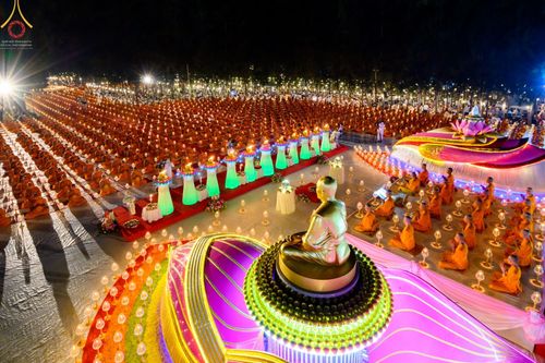 ภาพ No.69368:พิธีจุดประทีปถวายเป็นพุทธบูชา และบูชาธรรมมหาปูชนียาจารย์ ในโครงการธรรมยาตรากตัญญูบูชา มหาปูชนียาจารย์ พระมงคลเทพมุนี(สด จนฺทสโร) พระผู้ปราบมาร ปีที่ 11 ณ อนุสรณ์สถานมหาวิหารพระมงคลเทพมุนี อ.สองพี่น้อง จ.สุพรรณบุรี