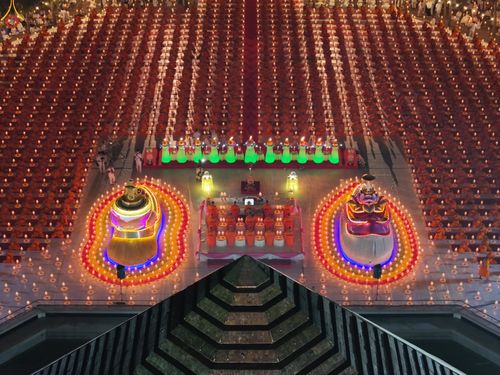 ภาพ No.289133:วันที่ 6 มกราคม พ.ศ. 2569 พิธีจุดประทีปถวายเป็นพุทธบูชา และบูชาธรรมมหาปูชนียาจารย์ ณ อนุสรณ์สถานมหาวิหารพระมงคลเทพมุนี (โลตัสแลนด์) อ.สองพี่น้อง จ.สุพรรณบุรี ในโครงการธรรมยาตรา กตัญญูบูชา มหาปูชนียาจารย์ พระมงคลเทพมุนี(สด จนฺทสโร) พระผู้ปราบมาร อนุสรณ์สถ