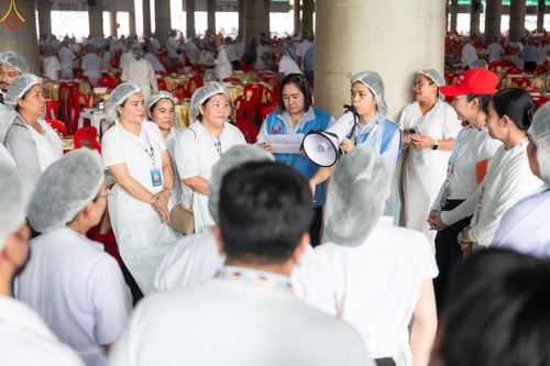 ภาพ No.325696:วันที่ 22 เมษายน พ.ศ.2569(วันคุ้มครองโลก) งานถวายมหาสังฆทาน 40,000 กว่าวัดทั่วประเทศ เจ้าหน้าที่ สาธุชน ร่วมใจจัดเตรียมภัตตาหารเพล (ชุด 2)