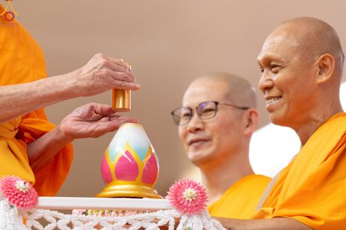 ภาพ No.84738:พิธีบรรจุพระบรมสารีริกธาตุภายในเกตุดอกบัวตูม องค์พระประธาน ณ ห้องแก้วสารพัดนึก 2 วัดพระธรรมกาย ในวันอาสาฬหบูชา อังคารที่ 1 สิงหาคม พ.ศ.2566