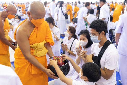 ภาพ No.76778:พิธีตักบาตรข้าวสารอาหารแห้ง  ณ บ้านแก้วเรือนทองคุณยายฯ สภาธรรมกายสากล  วัดพระธรรมกาย จ.ปทุมธานี  ในวันอาทิตย์ต้นเดือนที่ 6 มีนาคม พ.ศ. 2566