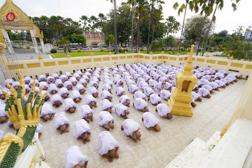 ภาพ No.278586:วันอาทิตย์ที่ 14 ธันวาคม พ.ศ.2568  พิธีเวียนประทักษิณ พิธีวันทาสีมาพระประธาน โครงการบวชบูชาธรรมมหาปูชนียาจารย์ ของศูนย์ปฏิบัติธรรมบุรีรัมย์ ณ วัดกลาง พระอารามหลวง จังหวัดบุรีรัมย์