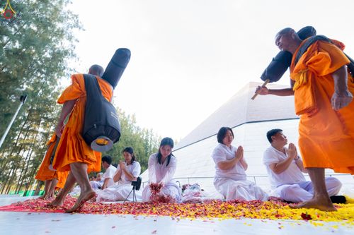 ภาพ No.287513:วันที่ 3 มกราคม พ.ศ. 2569 พิธีต้อนรับพระธรรมยาตรา ในโครงการธรรมยาตรา กตัญญูบูชา มหาปูชนียาจารย์ พระมงคลเทพมุนี(สด จนฺทสโร) พระผู้ปราบมาร อนุสรณ์สถาน 7 แห่ง ปีที่ 14 ณ อนุสรณ์สถานมหาวิหารพระมงคลเทพมุนี (โลตัสแลนด์) อ.สองพี่น้อง จ.สุพรรณบุรี