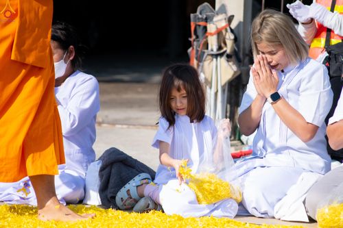 ภาพ No.292854:วันที่ 11 มกราคม พ.ศ. 2569 พิธีต้อนรับพระธรรมยาตรา ณ อนุสรณ์สถานลำดับที่ 3 สถานที่เกิดในเพศสมณะ วัดสองพี่น้อง อำเภอสองพี่น้อง จังหวัดสุพรรณบุรี ในโครงการธรรมยาตรา กตัญญูบูชา มหาปูชนียาจารย์ พระมงคลเทพมุนี(สด จนฺทสโร) พระผู้ปราบมาร อนุสรณ์สถาน 7 แห่ง ปีที