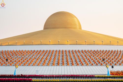 ภาพ No.279743:วันที่ 1 มกราคม พ.ศ.2569 พิธีตักบาตรในวันขึ้นปีใหม่ ณ ลานธรรม วัดพระธรรมกาย