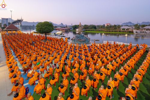 ภาพ No.282564:วันเสาร์ที่ 20 ธันวาคม พ.ศ.2568 พิธีตักบาตรพระ 10,000 รูป (ชุด 2) เนื่องในโอกาส 194 ปี จังหวัดกาญจนบุรี และอุทิศส่วนกุศลให้แด่บรรพชนทั้งหลาย บริเวณถนนสองแคว (Skywalk) เมืองกาญจนบุรี