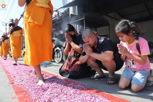 ภาพ No.304183:วันที่ 25 มกราคม พ.ศ. 2569 พิธีต้อนรับพระธรรมยาตรา  รร.สามัคคีราษฏร์บำรุง-วัดพระธรรมกาย ในโครงการธรรมยาตรา กตัญญูบูชา มหาปูชนียาจารย์ พระมงคลเทพมุนี(สด จนฺทสโร) พระผู้ปราบมาร อนุสรณ์สถาน 7 แห่ง ปีที่ 14