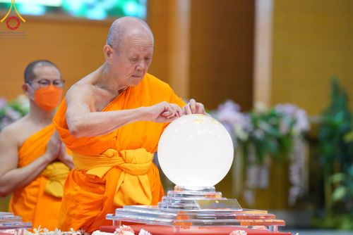 ภาพ No.86438:วันธรรมชัย ปีที่ 55 พิธีทอดผ้าป่ากฐินสมทบครั้งที่1, พิธีเจริญพุทธมนต์ ลูกนิมิตมหาสมบัติฯ พิธีจุดประทีป,พิธีฉลองชัยสวดมนต์บทธัมมจักกัปปวัตนสูตร วันอาทิตย์ที่ 27 สิงหาคม พ.ศ.2566 ณ สภาธรรมกายสากล / มหารัตนวิหารคด วัดพระธรรมกาย