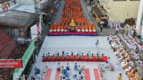 ภาพ No.336875:วันเสาร์ที่ 27 มิถุนายน 2569 พิธีตักบาตรพระ 1,345 รูป  ณ ข่วงสันกำแพง อำเภอสันกำแพง จังหวัดเชียงใหม่