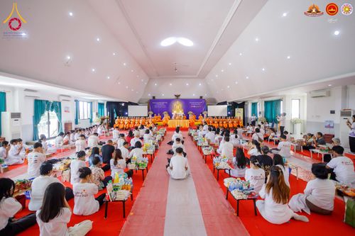 ภาพ No.283532:วันอาทิตย์ที่ 21 ธันวาคม  2568 พิธีบิณฑบาตฉลองสามเณรใหม่ ประเทศอินโดนีเซีย