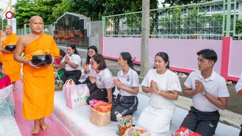 ภาพ No.342564:วันที่ 5 สิงหาคม พ.ศ. 2569  กิจกรรมตักบาตรโครงการรักความดี เพื่อเผยแผ่งานพระพุทธศาสนา  ศูนย์คมนาคม วัดพระธรรมกาย ณ โรงเรียนสังข์อ่ำ อ.คลองหลวง จ.ปทุมธานี