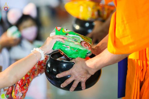 ภาพ No.76791:พิธีตักบาตรข้าวสารอาหารแห้ง  ณ บ้านแก้วเรือนทองคุณยายฯ สภาธรรมกายสากล  วัดพระธรรมกาย จ.ปทุมธานี  ในวันอาทิตย์ต้นเดือนที่ 6 มีนาคม พ.ศ. 2566