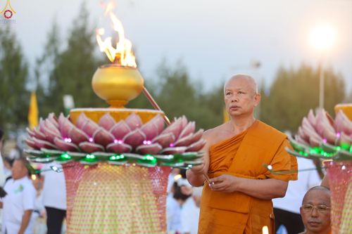 ภาพ No.302146:วันที่ 23 มกราคม พ.ศ. 2569 พิธีจุดประทีปธรรมถวายเป็นพุทธบูชา (ภาพชุดที่ 2) และบูชาธรรมมหาปูชนียาจารย์  ณ อนุสรณ์สถานลำดับที่ 5 สถานที่เผยแผ่วิชชาธรรมกายครั้งแรก อนุสรณ์สถานบางปลา วัดบางปลา อำเภอบางเลน จังหวัดนครปฐม ในโครงการธรรมยาตรา กตัญญูบูชา มหาปูชนีย