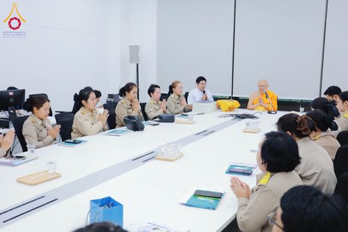 ภาพ No.311618:วันจันทร์ที่ 23 กุมภาพันธ์ พ.ศ. 2569 เปิดโลกทัศน์ผู้บริหารสถานศึกษายุคใหม่ เรียนรู้ต้นแบบการพัฒนาคนผ่านพลัง “บวร–V-Star” ผู้เข้ารับการพัฒนาตามโครงการ สพฐ. ศึกษาดูงานวัดพระธรรมกาย เสริมภาวะผู้นำคุณธรรมสู่การบริหารโรงเรียนอย่างยั่งยืน ณ อาคาร 100 ปี คุณยาย