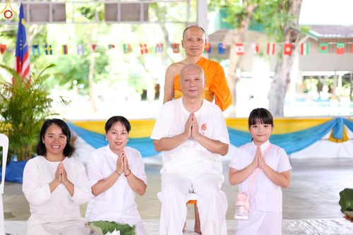 ภาพ No.338373:วันอาทิตย์ที่ 5 กรกฎาคม พศ.2569 พิธีตัดปอยผมธรรมทายาทนานาชาติ IDOP รุ่นที่ 21 จากประเทศจีน มาเลเซีย สิงคโปร์ และไต้หวัน ณ โถงช้าง วัดพระธรรมกาย