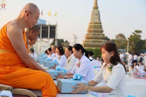 ภาพ No.294418:วันที่ 14 มกราคม พ.ศ. 2569 พิธีตักบาตรพระธรรมยาตรา ณ วัดสองพี่น้อง ต.ต้นตาล อ.สองพี่น้อง จ.สุพรรณบุรี ในโครงการธรรมยาตรา กตัญญูบูชา มหาปูชนียาจารย์ พระมงคลเทพมุนี(สด จนฺทสโร) พระผู้ปราบมาร อนุสรณ์สถาน 7 แห่ง ปีที่ 14