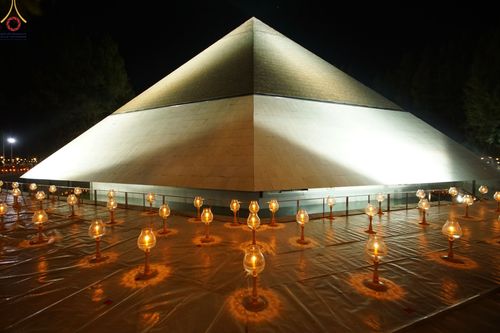 ภาพ No.69548:พิธีจุดประทีปถวายเป็นพุทธบูชา และบูชาธรรมมหาปูชนียาจารย์ ในโครงการธรรมยาตรากตัญญูบูชา มหาปูชนียาจารย์ พระมงคลเทพมุนี(สด จนฺทสโร) พระผู้ปราบมาร ปีที่ 11 ณ อนุสรณ์สถานมหาวิหารพระมงคลเทพมุนี อ.สองพี่น้อง จ.สุพรรณบุรี