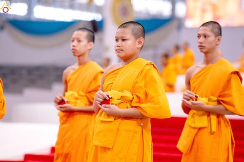 ภาพ No.339045:วันอาทิตย์ที่ 12 กรกฎาคม พ.ศ.2569 พิธีมุทิตาผู้สอบได้เปรียญธรรม ประโยค 1-2 ถึง ป.ธ.9 และ บ.ศ.1-2 ถึง บ.ศ.6 สำนักศาสนศึกษาวัดพระธรรมกาย ประจำปี 2569, พิธีมอบตราตั้งแต่งตั้งอาจารย์ใหญ่ สำนักศาสนศึกษาวัดพระธรรมกาย