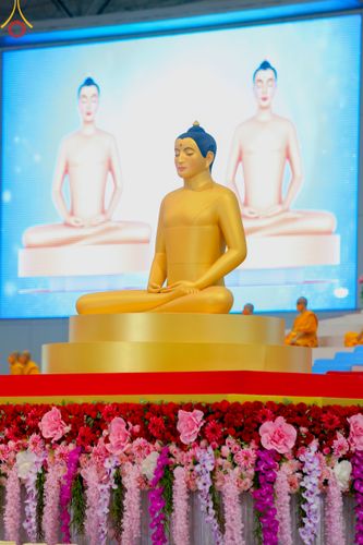 ภาพ No.83733:พิธีวางแผ่นจารึกชื่อและพิธีวางพวงมาลัยสักการะพระประธาน วันอาทิตย์ที่ 16 กรกฎาคม พ.ศ. 2566 ณ รัตนบัลลังก์ สภาธรรมกายสากล วัดพระธรรมกาย