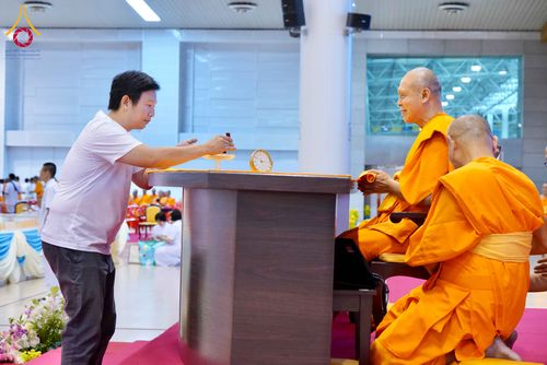 ภาพ No.338082:วันอาทิตย์ต้นเดือน 5 กรกฎาคม พ.ศ.2569 สัมมนาพิเศษ พิธีมอบพระของขวัญ ณ ห้องแก้วสารพัด1 วัดพระธรรมกาย