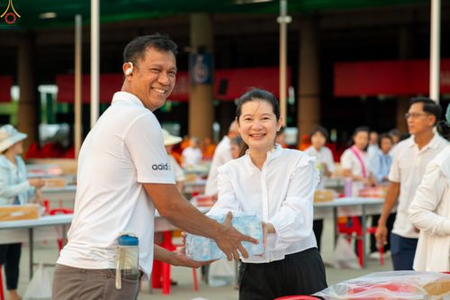 ภาพ No.322664:วันที่ 17 เมษายน พ.ศ.2569 การเรียงกล่องไทยธรรม เรียงน้ำดื่ม เรียงร่ม ณ ลานธรรมพระมหาธรรมกายเจดีย์ เพื่องานถวายมหาสังฆทาน 40,000 กว่าวัดทั่วประเทศ วันคุ้มครองโลก 22 เมษายน พ.ศ.2569 วัดพระธรรมกาย