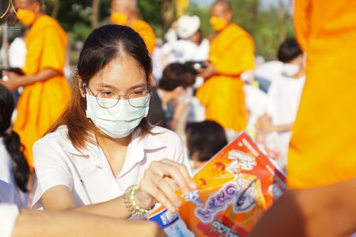 ภาพ No.70627:พิธีตักบาตรพระธรรมยาตราฯ ในโครงการธรรมยาตรากตัญญูบูชา มหาปูชนียาจารย์ พระมงคลเทพมุนี(สด จนฺทสโร) พระผู้ปราบมาร ปีที่ 11 ณ อนุสรณ์สถานลำดับที่ 2 สถานที่ตั้งมโนปณิธานบวชตลอดชีวิต อนุสรณ์สถานคลองบางนางแท่น อ.สามพราน จ.นครปฐม วันที่ 14 มกราคม พ.ศ. 2566