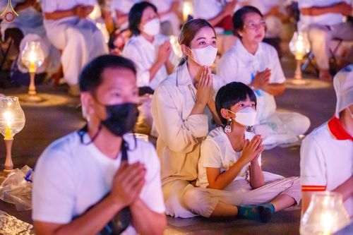 ภาพ No.73489:พิธีจุดประทีปถวายเป็นพุทธบูชา และบูชาธรรมมหาปูชนียาจารย์ ในโครงการธรรมยาตรากตัญญูบูชา มหาปูชนียาจารย์ พระมงคลเทพมุนี(สด จนฺทสโร) พระผู้ปราบมาร ปีที่ 11 ณ อนุสรณ์สถานลำดับที่ 4 สถานที่เกิดด้วยกายธรรม วัดโบสถ์ (บน) บางคูเวียง อ.บางกรวย จ.นนทบุรี วันที่ 21 