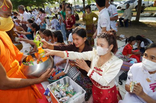 ภาพ No.81365:พิธีตักบาตรพระ ๑,๐๒๘ รูป ถวายเป็นพุทธบูชา เนื่องในสัปดาห์วิสาขบูชาโลก  ช่วยคณะสงฆ์ ๓๒๓ วัด ๔ จังหวัดชายแดนใต้ วันอาทิตย์ที่ ๒๘ พฤษภาคม พ.ศ.๒๕๖๖ ณ ศูนย์ปฎิบัติธรรมดอยหล่อ อำเภอดอยหล่อ จังหวัดเชียงใหม่