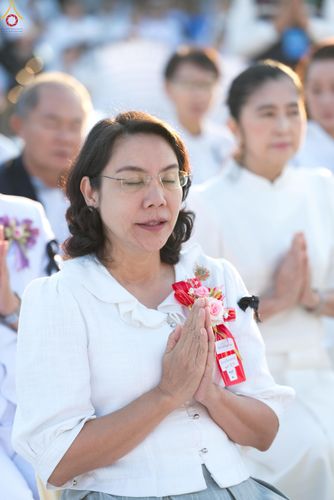 ภาพ No.282618:วันเสาร์ที่ 20 ธันวาคม พ.ศ.2568 พิธีตักบาตรพระ 10,000 รูป (ชุด 2) เนื่องในโอกาส 194 ปี จังหวัดกาญจนบุรี และอุทิศส่วนกุศลให้แด่บรรพชนทั้งหลาย บริเวณถนนสองแคว (Skywalk) เมืองกาญจนบุรี