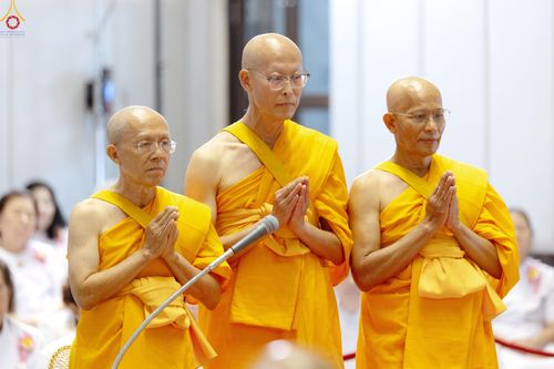 ภาพ No.330864:วันวิสาขบูชา อาทิตย์ที่ 31 พฤษภาคม พ.ศ.2569 พิธีบรรพชาสามเณรอุบาสก 11 ท่าน , พิธีถวายบาตรผ้าไตร และจตุปัจจัยไทยธรรม แด่สามเณร , พิธีอุปสมบทอุทิศชีวิต , พิธีกล่าวคำกัปปิยภัณฑ์  ณ อุโบสถพระไตรปิฎก วัดพระธรรมกาย จังหวัดปทุมธานี