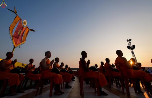 ภาพ No.279687:วันที่ 1 มกราคม พ.ศ.2569 พิธีตักบาตรในวันขึ้นปีใหม่ ณ ลานธรรม วัดพระธรรมกาย