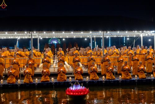 ภาพ No.301353:วันที่ 22 มกราคม พ.ศ. 2569 พิธีลอยประทีปธรรมถวายเป็นพุทธบูชา และบูชาธรรมมหาปูชนียาจารย์  ณ อนุสรณ์สถานลำดับที่ 5 สถานที่เผยแผ่วิชชาธรรมกายครั้งแรก อนุสรณ์สถานบางปลา วัดบางปลา อำเภอบางเลน จังหวัดนครปฐม ในโครงการธรรมยาตรา กตัญญูบูชา มหาปูชนียาจารย์ พระมงคล