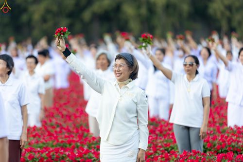 ภาพ No.280964:วันที่ 28 ธันวาคม พ.ศ.2568 กิจกรรมเก็บดอกแพงรวย ณ ทุ่งสวรรค์ตะวันฉาย วัดพระธรรมกาย