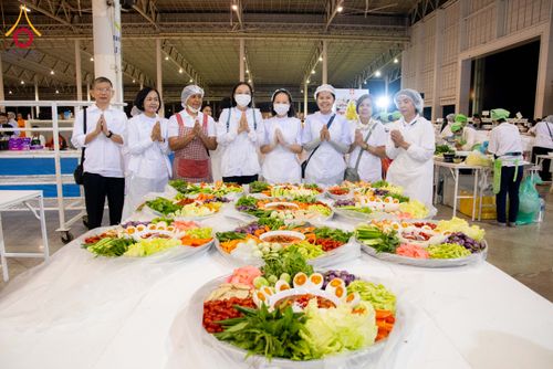 ภาพ No.287301:วันที่ 3 มกราคม พ.ศ.2569 พิธีถวายภัตตาหารเป็นสังฆทาน แด่พระธรรมยาตรา ณ วัดพระธรรมกาย  จังหวัดปทุมธานี ในโครงการธรรมยาตรา กตัญญูบูชา มหาปูชนียาจารย์ พระมงคลเทพมุนี(สด จนฺทสโร) พระผู้ปราบมาร อนุสรณ์สถาน 7 แห่ง ปีที่ 14