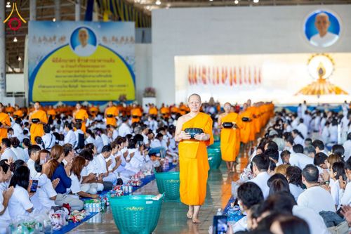 ภาพ No.215196:วันอาทิตย์ต้นเดือนที่ 6 เมษายน พ.ศ. 2568 พิธีตักบาตรข้าวสารอาหารแห้ง ณ บ้านแก้วเรือนทองคุณยาย สภาธรรมกายสากล วัดพระธรรมกาย