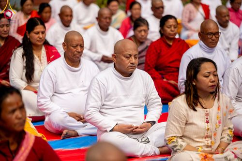 ภาพ No.313411:วันพฤหัสบดีที่ 12 มีนาคม พ.ศ. 2569 พิธีมอบบาตรและผ้าไตรในโครงการบรรพชาสามเณร 500 รูป  ณ นาคบาฮาล (Nagbahal) ประเทศเนปาล