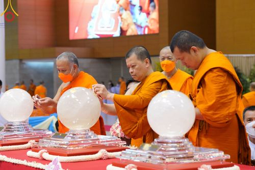 ภาพ No.86444:วันธรรมชัย ปีที่ 55 พิธีทอดผ้าป่ากฐินสมทบครั้งที่1, พิธีเจริญพุทธมนต์ ลูกนิมิตมหาสมบัติฯ พิธีจุดประทีป,พิธีฉลองชัยสวดมนต์บทธัมมจักกัปปวัตนสูตร วันอาทิตย์ที่ 27 สิงหาคม พ.ศ.2566 ณ สภาธรรมกายสากล / มหารัตนวิหารคด วัดพระธรรมกาย