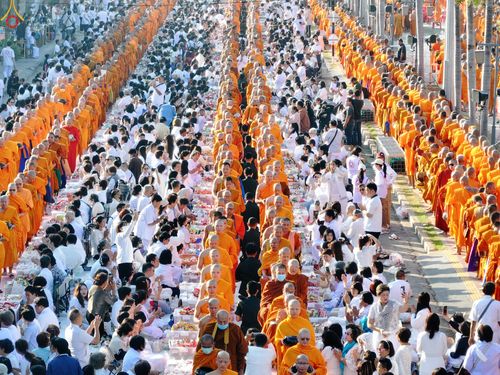 ภาพ No.284238:วันเสาร์ที่ 20 ธันวาคม พ.ศ.2568  พิธีตักบาตรพระ 10,000 รูป เนื่องในโอกาส 194 ปี จังหวัดกาญจนบุรี และอุทิศส่วนกุศลให้แด่บรรพชนทั้งหลาย บริเวณถนนสองแคว (Skywalk) เมืองกาญจนบุรี