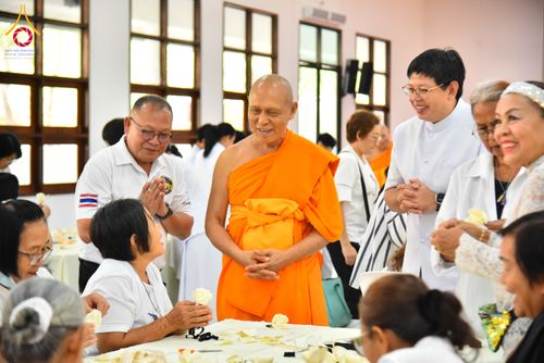 ภาพ No.327537:วันศุกร์ที่ 1 พฤษภาคม พ.ศ. 2569 รวมใจพสกนิกรชาวอำเภอคลองหลวง ประดิษฐ์ดอกไม้จันทน์ เพื่อใช้ในพิธีถวายดอกไม้จันทน์ในงานพระราชพิธีถวายพระเพลิงพระบรมศพ สมเด็จพระนางเจ้าสิริกิติ์ พระบรมราชินีนาถ พระบรมราชชนนีพันปีหลวง ณ วัดพระธรรมกาย