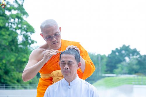 ภาพ No.330240:วันที่ 30 พฤษภาคม พ.ศ.2569 พิธีตัดปอยผมและปลงผม อุบาสกอุปสมบทอุทิศชีวิต 11 ท่าน ณ โบสถ์พระไตรปิฎก วัดพระธรรมกาย จังหวัดปทุมธานี