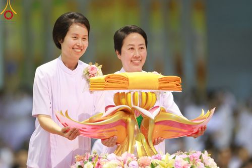 ภาพ No.92337:พิธีทอดกฐินธรรมชัยเพื่อสร้างอาคาร 115 ปี คุณยายอาจารย์มหารัตนอุบาสิกาจันทร์ ขนนกยูง อาทิตย์ต้นเดือนที่ 5 พฤศจิกายน พ.ศ. 2566 ณ วัดพระธรรมกาย จ.ปทุมธานี