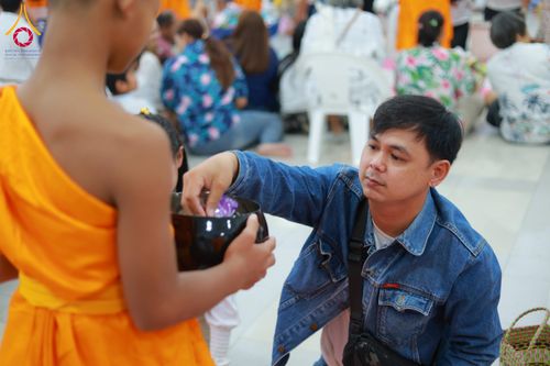 ภาพ No.321879:วันที่ 12 เมษายน พ.ศ.2569 ตักบาตรสงกรานต์ฉลองสามเณรใหม่  ณ ศูนย์ปฏิบัติธรรมระยอง(บ้านช่องลม)