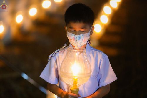 ภาพ No.73331:พิธีจุดประทีปถวายเป็นพุทธบูชา และบูชาธรรมมหาปูชนียาจารย์ ในโครงการธรรมยาตรากตัญญูบูชา มหาปูชนียาจารย์ พระมงคลเทพมุนี(สด จนฺทสโร) พระผู้ปราบมาร ปีที่ 11 ณ อนุสรณ์สถานลำดับที่ 4 สถานที่เกิดด้วยกายธรรม วัดโบสถ์ (บน) บางคูเวียง อ.บางกรวย จ.นนทบุรี วันที่ 21 