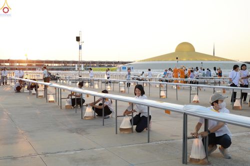 ภาพ No.320466:วันที่ 9 เมษายน พ.ศ.2569 การเตรียมงาน มัดถุงน้ำ ถ่วงขาโต๊ะไทยธรรม เพื่องานถวายมหาสังฆทาน 40,000 กว่าวัดทั่วประเทศ วันคุ้มครองโลก 22 เมษายน พ.ศ.2569 วัดพระธรรมกาย