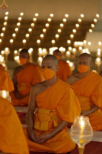 ภาพ No.69533:พิธีจุดประทีปถวายเป็นพุทธบูชา และบูชาธรรมมหาปูชนียาจารย์ ในโครงการธรรมยาตรากตัญญูบูชา มหาปูชนียาจารย์ พระมงคลเทพมุนี(สด จนฺทสโร) พระผู้ปราบมาร ปีที่ 11 ณ อนุสรณ์สถานมหาวิหารพระมงคลเทพมุนี อ.สองพี่น้อง จ.สุพรรณบุรี