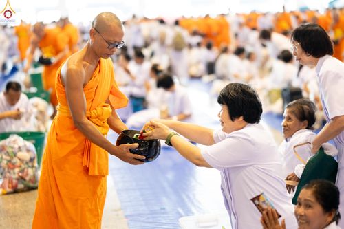 ภาพ No.337678:วันอาทิตย์ต้นเดือน 5 กรกฎาคม พ.ศ.2569 พิธีตักบาตรข้าวสารอาหารแห้ง  ณ บ้านแก้วเรือนทองคุณยายฯ วัดพระธรรมกาย