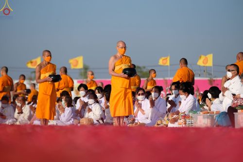 ภาพ No.74817:พิธีตักบาตรพระธรรมยาตราฯ ในโครงการธรรมยาตรากตัญญูบูชา มหาปูชนียาจารย์ พระมงคลเทพมุนี(สด จนฺทสโร) พระผู้ปราบมาร ปีที่ 11 ณ อนุสรณ์สถานลำดับที่ 5 สถานที่เผยแผ่วิชชาธรรมกายครั้งแรก อนุสรณ์สถานบางปลา วัดบางปลา อ.บางเลน จ.นครปฐม วันที่ 29 มกราคม พ.ศ. 2566