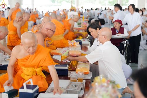ภาพ No.348287:วันที่ 10 กันยายน พ.ศ.2569 พิธีสวดพระพุทธมนต์ และถวายภัตตาหารเป็นสังฆทาน เนื่องในวันครบ 26 ปี วันคล้ายละสังขาร คุณยายอาจารย์มหารัตนอุบาสิกาจันทร์ ขนนกยูง ณ หอฉันคุณยายอาจารย์ฯ วัดพระธรรมกาย
